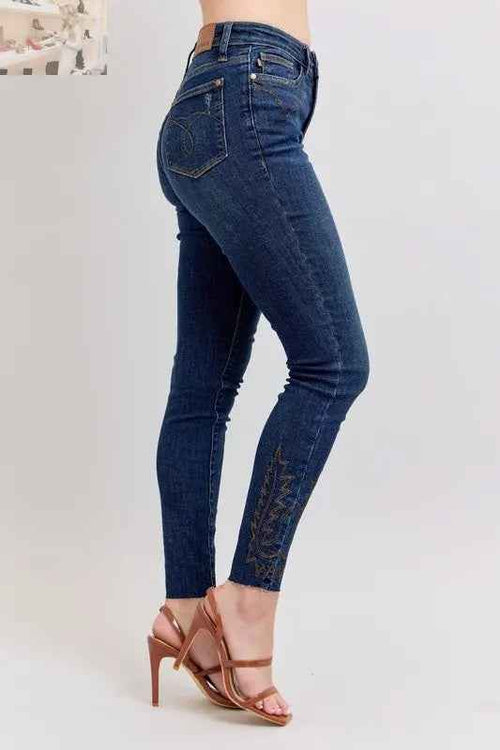Customer styling 💕 Judy Blue Plus Size Embroidered Skinny Jeans for a Stylish Fit 💕