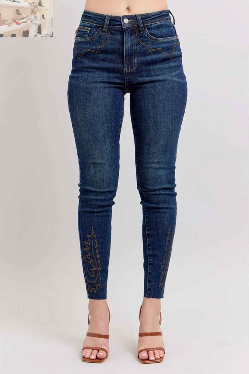 Customer styling 💕 Judy Blue Plus Size Embroidered Skinny Jeans for a Stylish Fit 💕